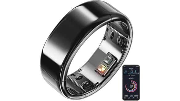 Oura Ring 4 on a finger, displaying sleep and wellness tracking data on a smartphone